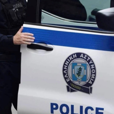 Σαλαμίνα: Έκλεψαν κι έκαψαν ΙΧ από το τμήμα - Γιατί «βλέπουν» Αίγινα οι Αρχές