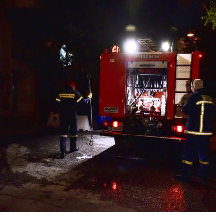 Συναγερμός μετά από εκρήξεις και φωτιά σε πολυκατοικία στην πλατεία Αμερικής