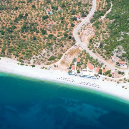 «Απομονωθείτε» σε μια από τις ομορφότερες παραλίες της Πελοποννήσου {vid}