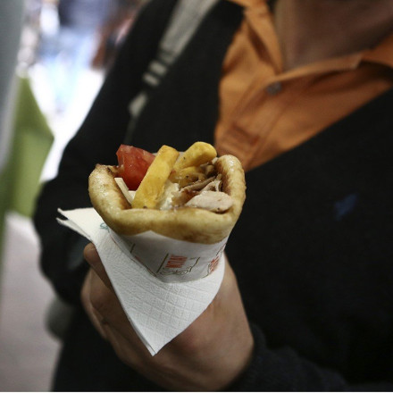 Σουβλάκι από 4 ευρώ και πάνω: «Ανάμνηση» το φθηνό πιτόγυρο – Γιατί εκτοξεύτηκε η τιμή στο εθνικό μας έδεσμα