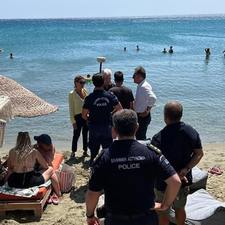 Τήνος: Έφοδος των αρμοδίων αρχών στις παραλίες -  3.000 τ.μ. αιγιαλού και παραλιών απελευθερώνονται - Στο αυτόφωρο επιχειρηματίας
