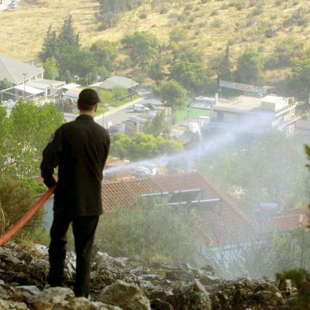 Φωτιά στη Βάρη - Ξεκίνησε από κεραυνό κατά πληροφορίες