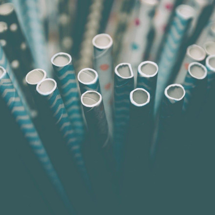 Χάρτινα καλαμάκια: Ο καθηγητής Θωμαϊδης δίνει όλες τις απαντήσεις για το αν κινδυνεύουμε [vid]