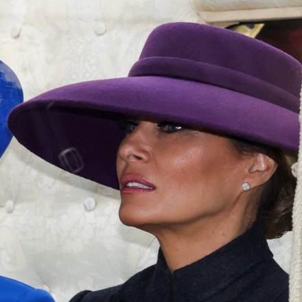 Το καπέλο που έκλεψε την παράσταση στο Ουίνδσορ – Η Μελάνια σε ρόλο fashion icon με Christian Dior