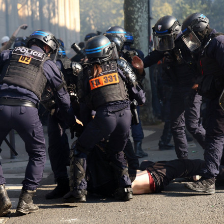 Απεργία και διαδηλώσεις «σείουν» τη Γαλλία και «πρεσάρουν» τον Μακρόν - Επεισόδια και συλλήψεις