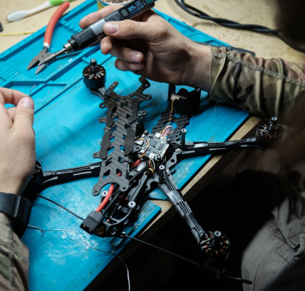 Λιθουανία: Μαθήματα drone σε παιδιά άνω των 10 ετών - Νέο πρόγραμμα για την άμυνα της χώρας Λιθουανία: Μαθήματα drone σε παιδιά άνω των 10 ετών - Νέο πρόγραμμα για την άμυνα της χώρας