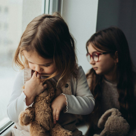 Νέα έρευνα: Στρες και ψυχολογικά προβλήματα στα παιδιά μπορούν να διαγνωστούν με τεστ σε τρίχες