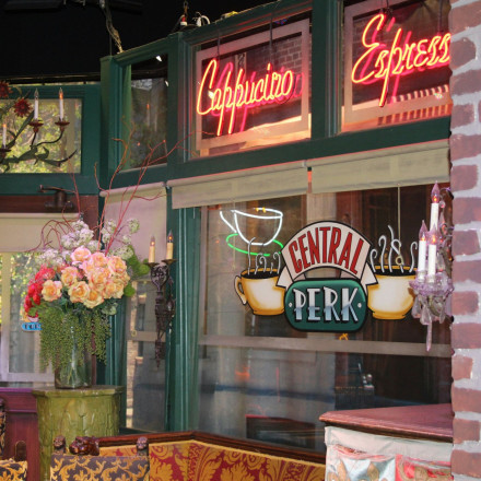Ανοίγει στη Νέα Υόρκη το Central Perk, το ιστορικό καφέ από τα «Φιλαράκια»