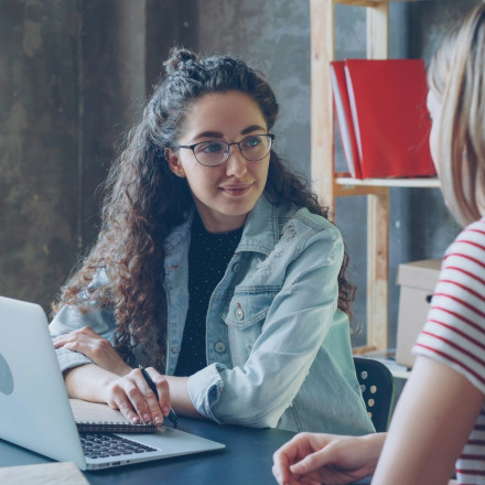 Έως 15.072 ευρώ για κάθε πρόσληψη: Ξεκινά το πρόγραμμα απασχόλησης 10.000 ανέργων γυναικών