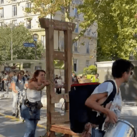 Σε απεργιακό κλοιό η Γαλλία - «Βγήκαν» στους δρόμους του Παρισιού ακόμη και... γκιλοτίνες