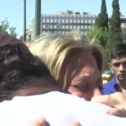 Στο Σύνταγμα η Μαρία Καρυστιανού στο πλευρό του Πάνου Ρούτσι για την απεργία πείνας