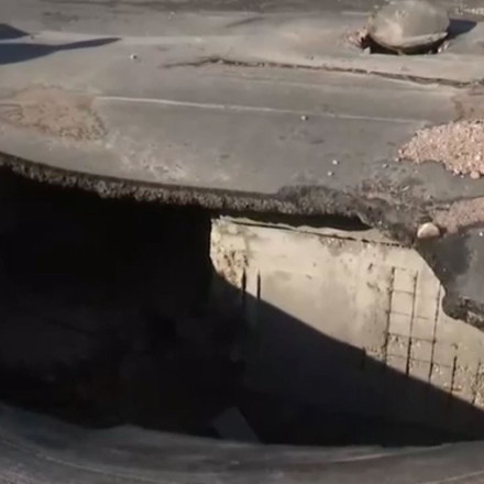 Αναστάτωση στο Λαύριο: Αγωγός της ΕΥΔΑΠ έσπασε και «κατάπιε» το οδόστρωμα