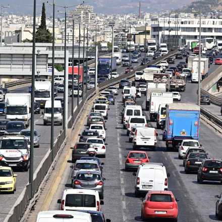 Κίνηση: Στο «κόκκινο» Αττική Οδός, Κηφισός - Καραμπόλα επτά ΙΧ στη Χαλυβουργική