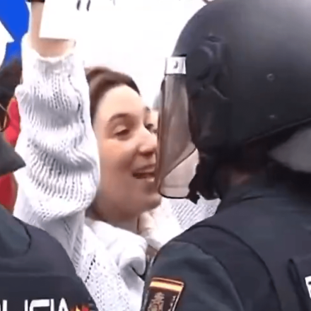 Love is in the air: Διαδηλώτρια φλερτάρει Ισπανό αστυνομικό σε διαδήλωση για τη Γάζα