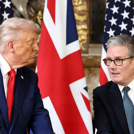 «Μεγάλη βλακεία»: Ο Τραμπ τα έβαλε με Στάρμερ για το αβύθιστο αεροπλανοφόρο στον Ινδικό Ωκεανό