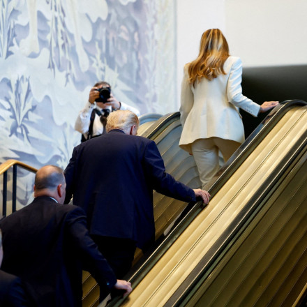 Τελικά ποιος σταμάτησε την κυλιόμενη σκάλα την ώρα που ανέβαινε ο Τραμπ - Έξαλλοι στον Λευκό Οίκο