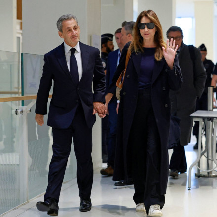 Κάρλα Μπρούνι: Aινιγματική ανάρτηση μετά την καταδίκη Σαρκοζί -Πέταξε επιδεικτικά κάλυμμα μικροφώνου