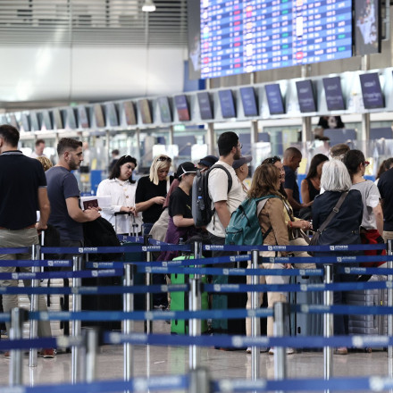 Ουρές στο «Ελευθέριος Βενιζέλος»: Καθυστερήσεις μέχρι και 1 ώρα - Ανυποχώρητοι οι ελεγκτές