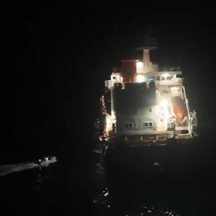 EUNAVFOR ASPIDES: Βίντεο από την επιχείρηση διάσωσης του πλοίου που δέχτηκε επίθεση στο Άντεν EUNAVFOR ASPIDES: Βίντεο από την επιχείρηση διάσωσης του πλοίου που δέχτηκε επίθεση στο Άντεν