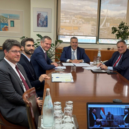 GREGY: Ελλάδα και Αίγυπτος φέρνουν πιο κοντά την «πράσινη ενέργεια» – Υπεγράφη το τριμερές Μνημόνιο