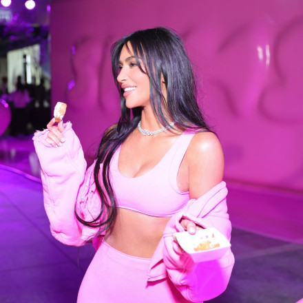 Κιμ Καρντάσιαν: Ποζάρει topless στο εξώφυλλο της Vogue φορώντας μόνο πανάκριβα κοσμήματα Cartier