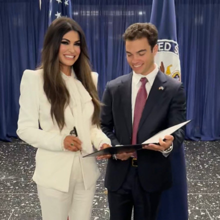 Κίμπερλι Γκίλφοϊλ: Και «με τη βούλα» πρέσβης, ορκίστηκε στο Στέιτ Ντιπάρτμεντ -Η φωτό με τον γιο της