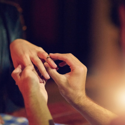 Είπε το «ναι» και παραλίγο να χάσει το δάχτυλό της: Πώς μια πρόταση γάμου κατέληξε στα... επείγοντα