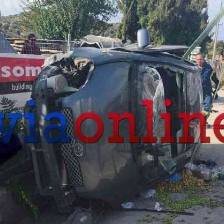 Σοβαρό τροχαίο στην Εύβοια με αυτοκίνητο να «τουμπάρει» - Εγκλωβίστηκε η οδηγός