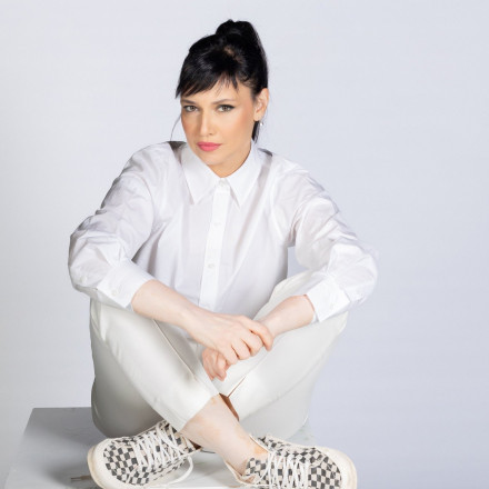 «Καλύτερα Αργά»: Η Αθηναΐδα Νέγκα υποδέχεται τη Δανάη Μπάρκα στη φετινή πρεμιέρα της εκπομπής της