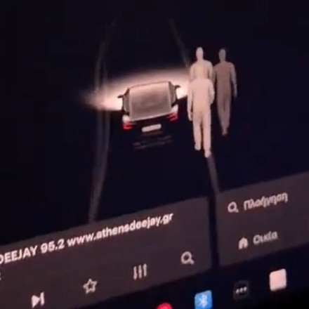 Κάμερα σε Tesla καταγράφει «φαντάσματα» έξω από νεκροταφείο - Το βίντεο που έγινε viral