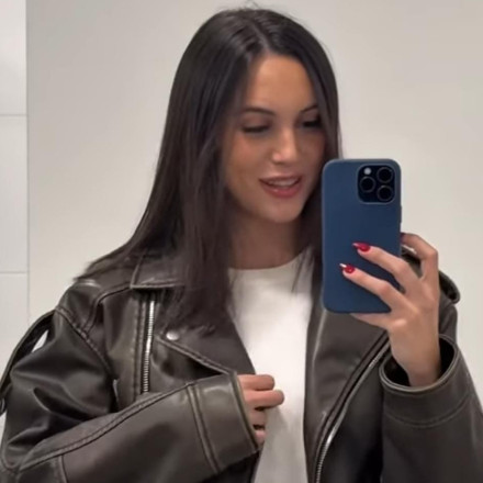 Ποια είναι η σέξι δημοσιογράφος που μπήκε σε αποδυτήρια με... μίνι φούστα