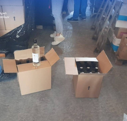 ΑΑΔΕ: Δύο νέα «χτυπήματα κατά του λαθρεμπορίου ποτών - Σάρωσαν παράνομα ποτά και άμβυκες σε Αργολίδα και Κρήτη ΑΑΔΕ: Δύο νέα «χτυπήματα κατά του λαθρεμπορίου ποτών - Σάρωσαν παράνομα ποτά και άμβυκες σε Αργολίδα και Κρήτη
