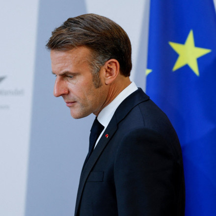 Σε αδιέξοδο ο Μακρόν: Η μοναχική βόλτα στον Σηκουάνα μετά τη παραίτηση Λεκορνί - Δείτε βίντεο