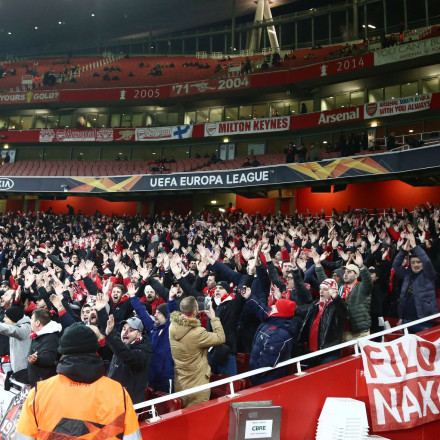 Champions League: «Κόκκινη λαοθάλασσα» στο Λονδίνο από τους φιλάθλους του Ολυμπιακού (vid)