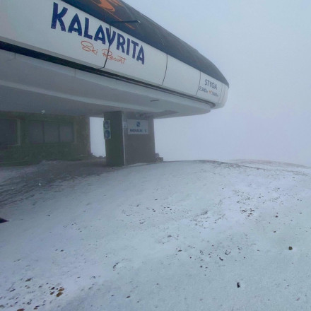 Στα λευκά τα Καλάβρυτα: Χειμώνας από νωρίς με τα πρώτα χιόνια - Εντυπωσιακές εικόνες