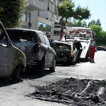 Λαμπάδιασαν τέσσερα αυτοκίνητα στον Άλιμο - Στο πόδι η γειτονιά από τις δυνατές εκρήξεις