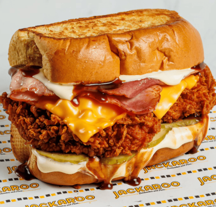 Ουρές χιλιομέτρων για ένα chicken bun – Τι συμβαίνει με τα Jackaroo και γιατί τρελαίνεται η Gen Z Ουρές χιλιομέτρων για ένα chicken bun – Τι συμβαίνει με τα Jackaroo και γιατί τρελαίνεται η Gen Z