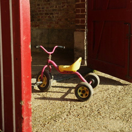 Ανησυχία για μικρό κοριτσάκι στη Λάρισα: Έπεσε από ποδήλατο και τραυματίστηκε σοβαρά στην κοιλιά