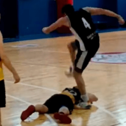 Αδιανόητο περιστατικό σε αγώνα ερασιτεχνικού μπάσκετ: Αθλητής ποδοπάτησε αντίπαλο (video)