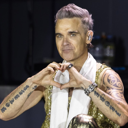 Ο Τσατραφύλλιας ξεκαθάρισε τι θα γίνει με τη συναυλία του Robbie Williams - «Γλιτώνει την καταιγίδα»