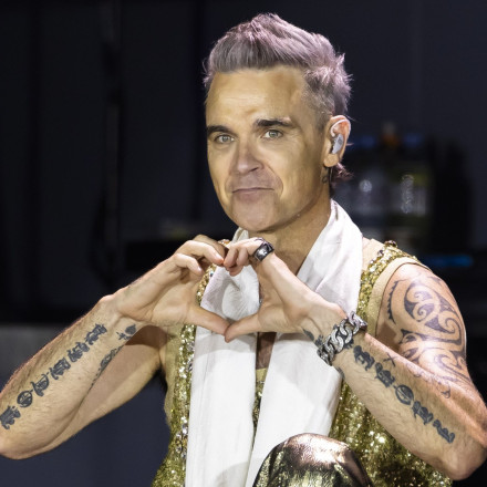 Ο Τσατραφύλλιας ξεκαθάρισε τι θα γίνει με τη συναυλία του Robbie Williams - «Γλιτώνει την καταιγίδα»