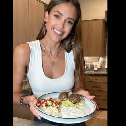 Βίντεο γεμάτο... Ελλάδα: Η Τζέσικα Άλμπα φτιάχνει κεφτεδάκια, τζατζίκι και χωριάτικη