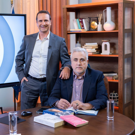 Το House of Flash ανοίγει τις πόρτες του – Πολιτικό παρασκήνιο και αποκαλύψεις με χιούμορ