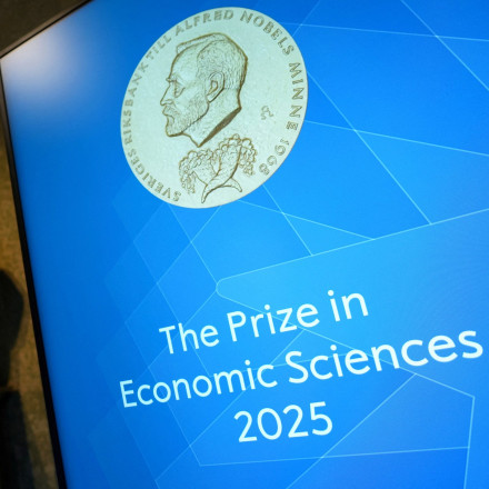 Νόμπελ Οικονομίας 2025: Στους Τζοέλ Μοκίρ, Φιλίπ Αγκιόν και Πίτερ Χόβιτ απονεμήθηκε το βραβείο