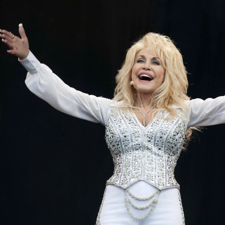 Διαψεύδει τις φήμες η Ντόλι Πάρτον: «Σας μοιάζω άρρωστη; Δεν πέθανα ακόμη»