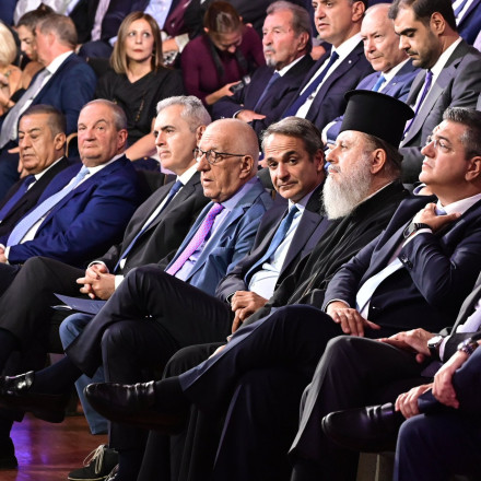 Βιβλίο Στυλιανίδη: Η χειραψία Μητσοτάκη-Καραμανλή, η θερμή αγκαλιά με την Ντόρα και η απουσία Σαμαρά