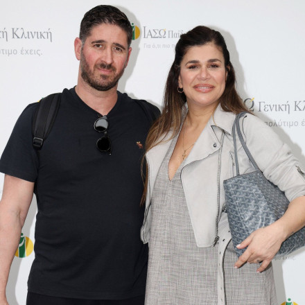 Νεσχάν Μουλαζίμ - Στέλιος Πολογεώργης: Εξιτήριο από το μαιευτήριο με το νεογέννητο κοριτσάκι τους