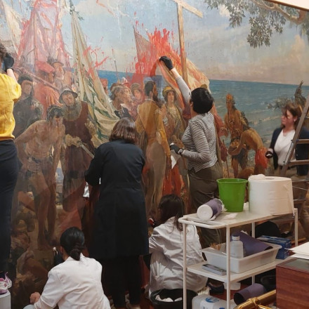 Μαδρίτη: Ακτιβίστριες πέταξαν κόκκινη μπογιά σε πίνακα του Ναυτικού Μουσείου