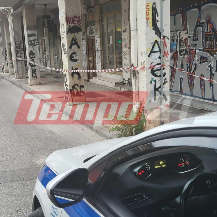 Πτώση σοβάδων - ξανά - στο κέντρο της Πάτρας - Δίπλα σε σχολείο το περιστατικό