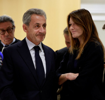 Ο Νικολά Σαρκοζί έγινε παππούς - Η είδηση που άκουσε πίσω από τα κάγκελα της φυλακής